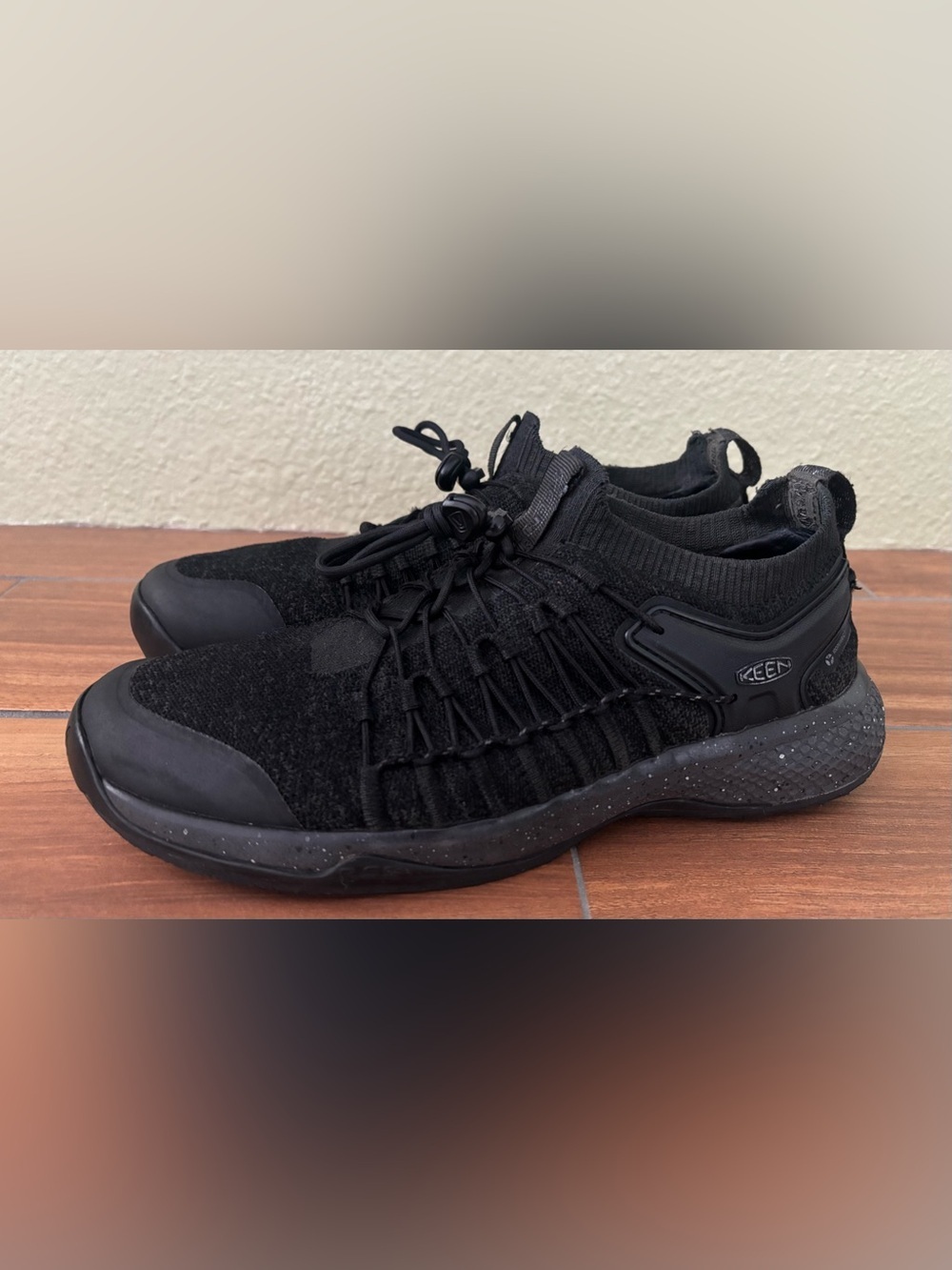 KEEN Explore Uneek Hybrid Triple Black Sneaker Hiking Shoe Size: 10